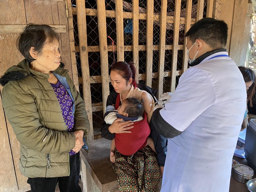 Vượt Trường Sơn lên bản biên giới tiêm vaccine phòng COVID-19