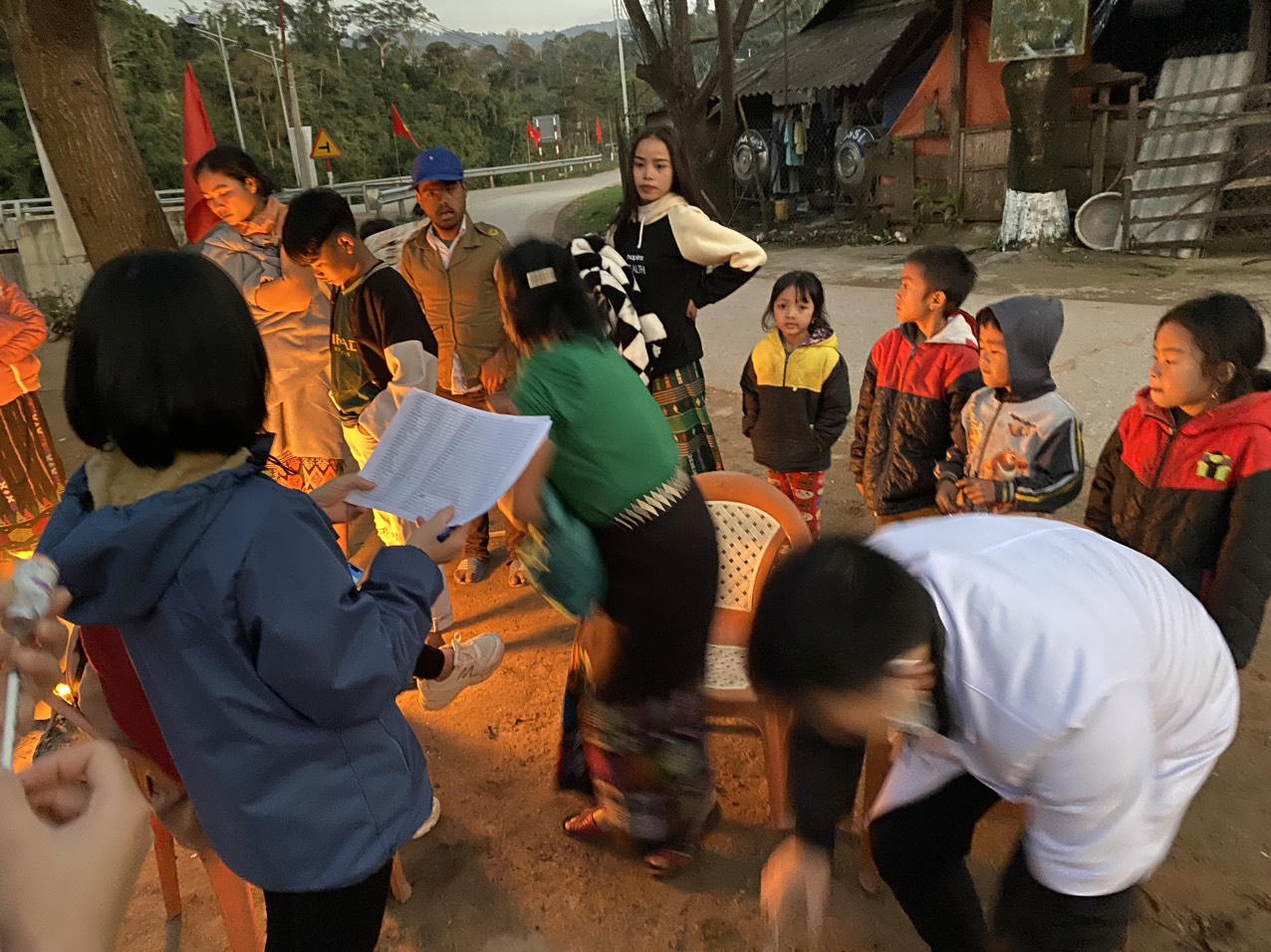 Vượt Trường Sơn lên bản biên giới tiêm vaccine phòng COVID-19