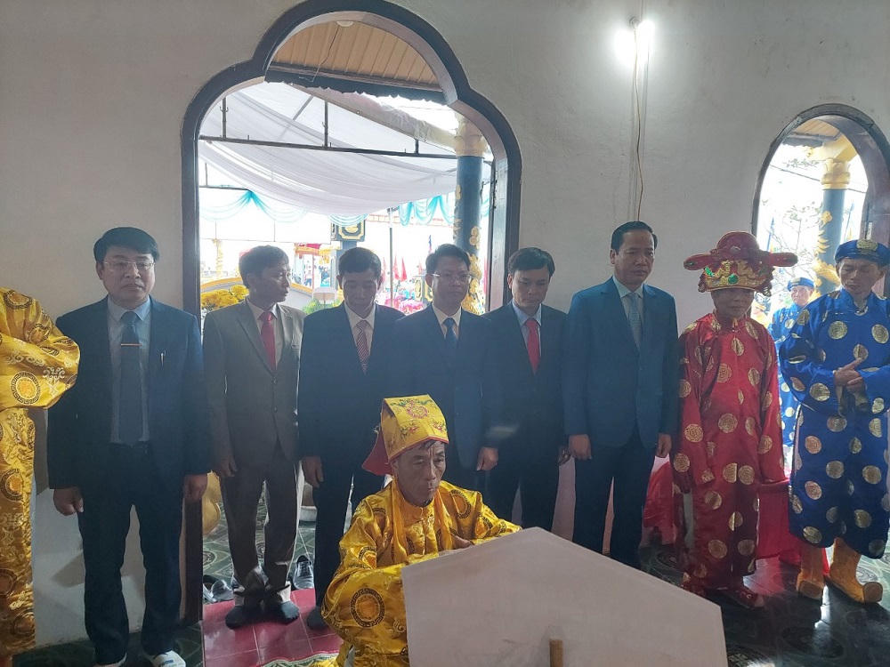 Hàng nghìn ngư dân dự lễ Cầu ngư và mở biển đầu năm tại làng biển Cảnh Dương