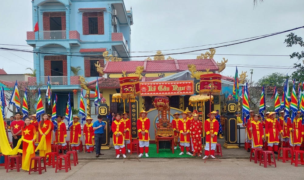 Hàng nghìn ngư dân dự lễ Cầu ngư và mở biển đầu năm tại làng biển Cảnh Dương