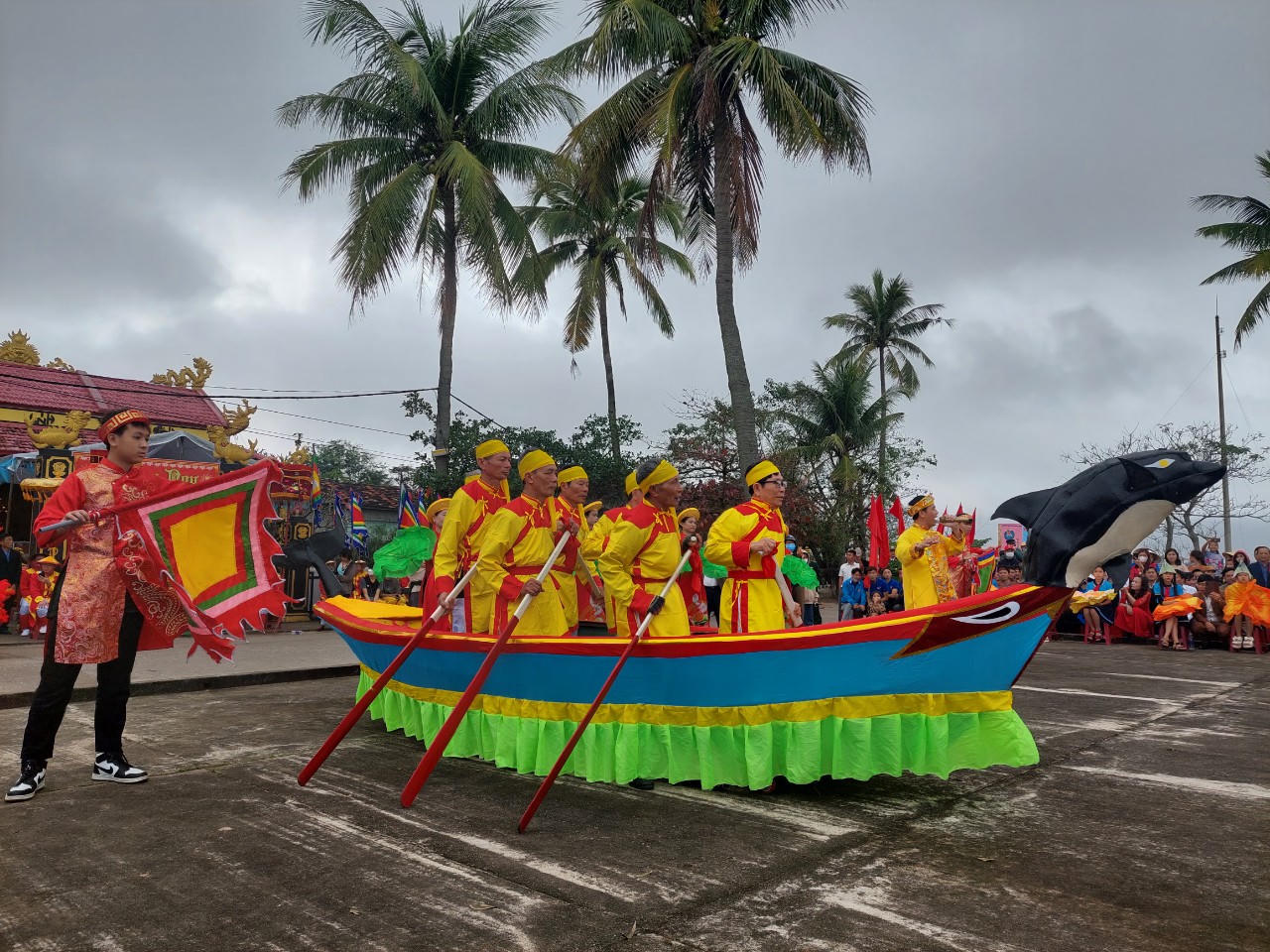 Hàng nghìn ngư dân dự lễ Cầu ngư và mở biển đầu năm tại làng biển Cảnh Dương