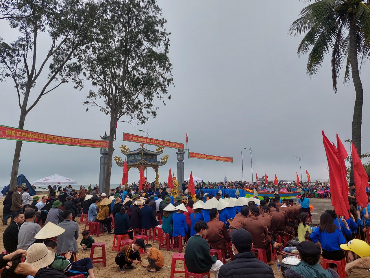 Hàng nghìn ngư dân dự lễ Cầu ngư và mở biển đầu năm tại làng biển Cảnh Dương