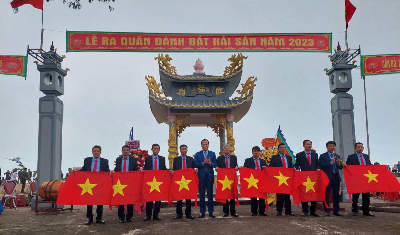 Hàng nghìn ngư dân dự lễ Cầu ngư và mở biển đầu năm tại làng biển Cảnh Dương