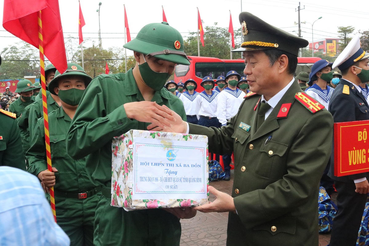 Thanh niên Quảng Bình hăng hái nhập ngũ