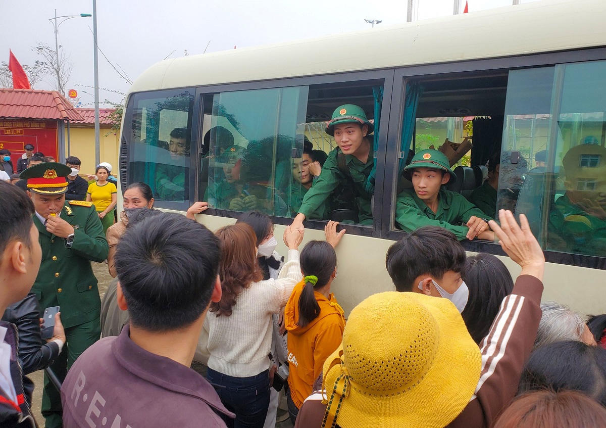 Thanh niên Quảng Bình hăng hái nhập ngũ