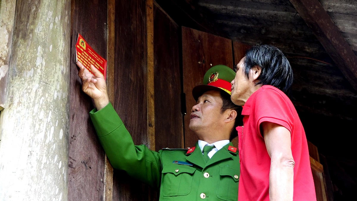Công an Quảng Bình bám bản giúp dân giữ vững sự bình yên biên giới