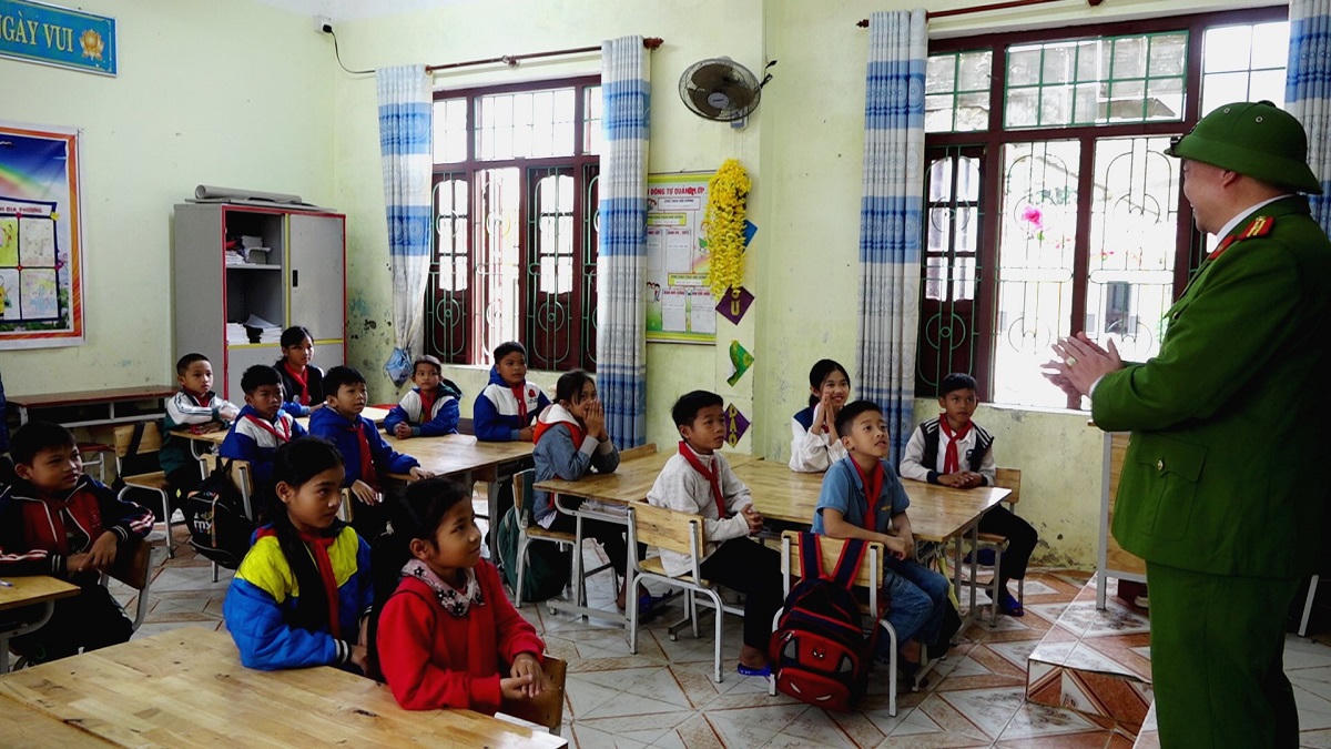 Công an Quảng Bình bám bản giúp dân giữ vững sự bình yên biên giới