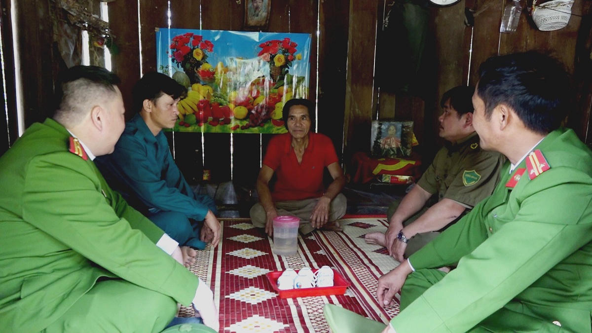 Công an Quảng Bình bám bản giúp dân giữ vững sự bình yên biên giới