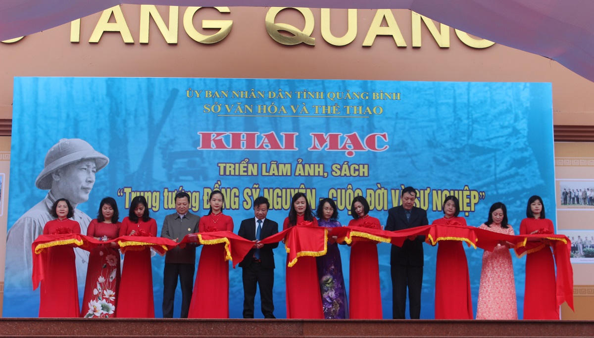 Triển lãm sách và ảnh về Trung tướng Đồng Sỹ Nguyên