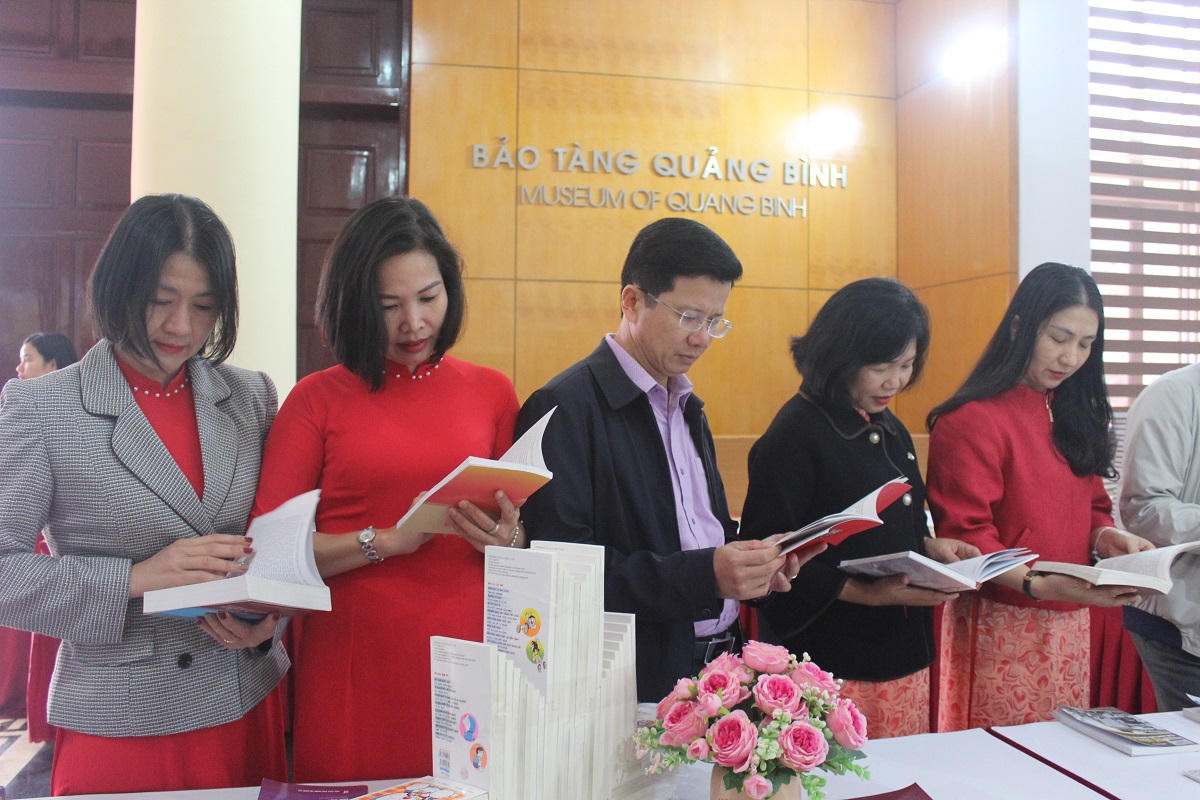 Triển lãm sách và ảnh về Trung tướng Đồng Sỹ Nguyên