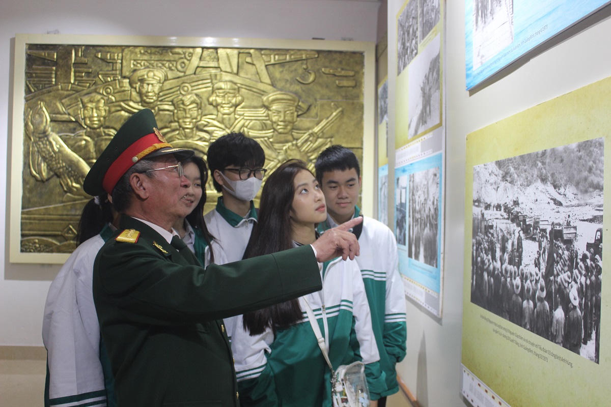 Triển lãm sách và ảnh về Trung tướng Đồng Sỹ Nguyên