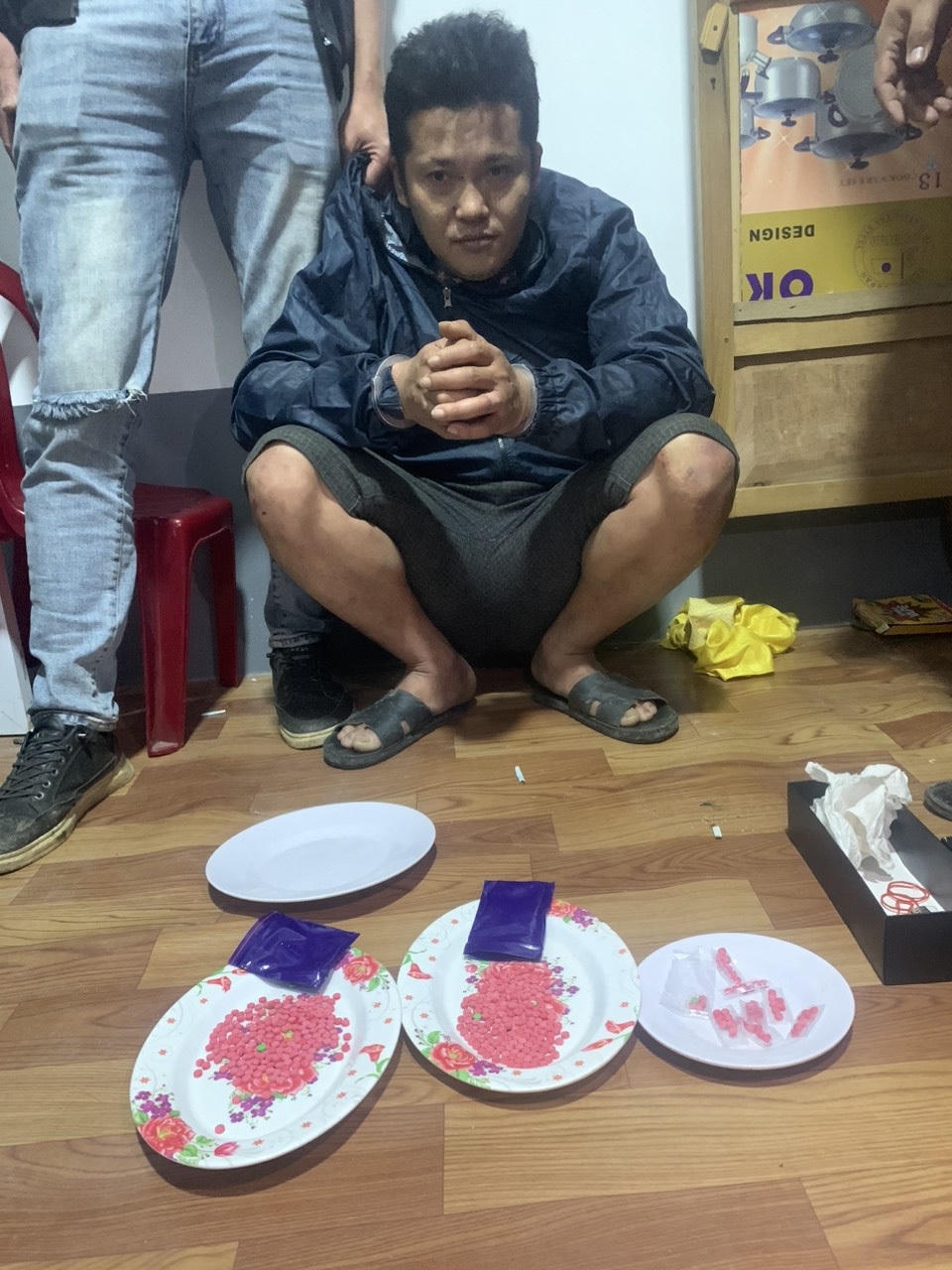 Vừa chấp hành án tù, tiếp tục tàng trữ gần 1.100 viên ma túy