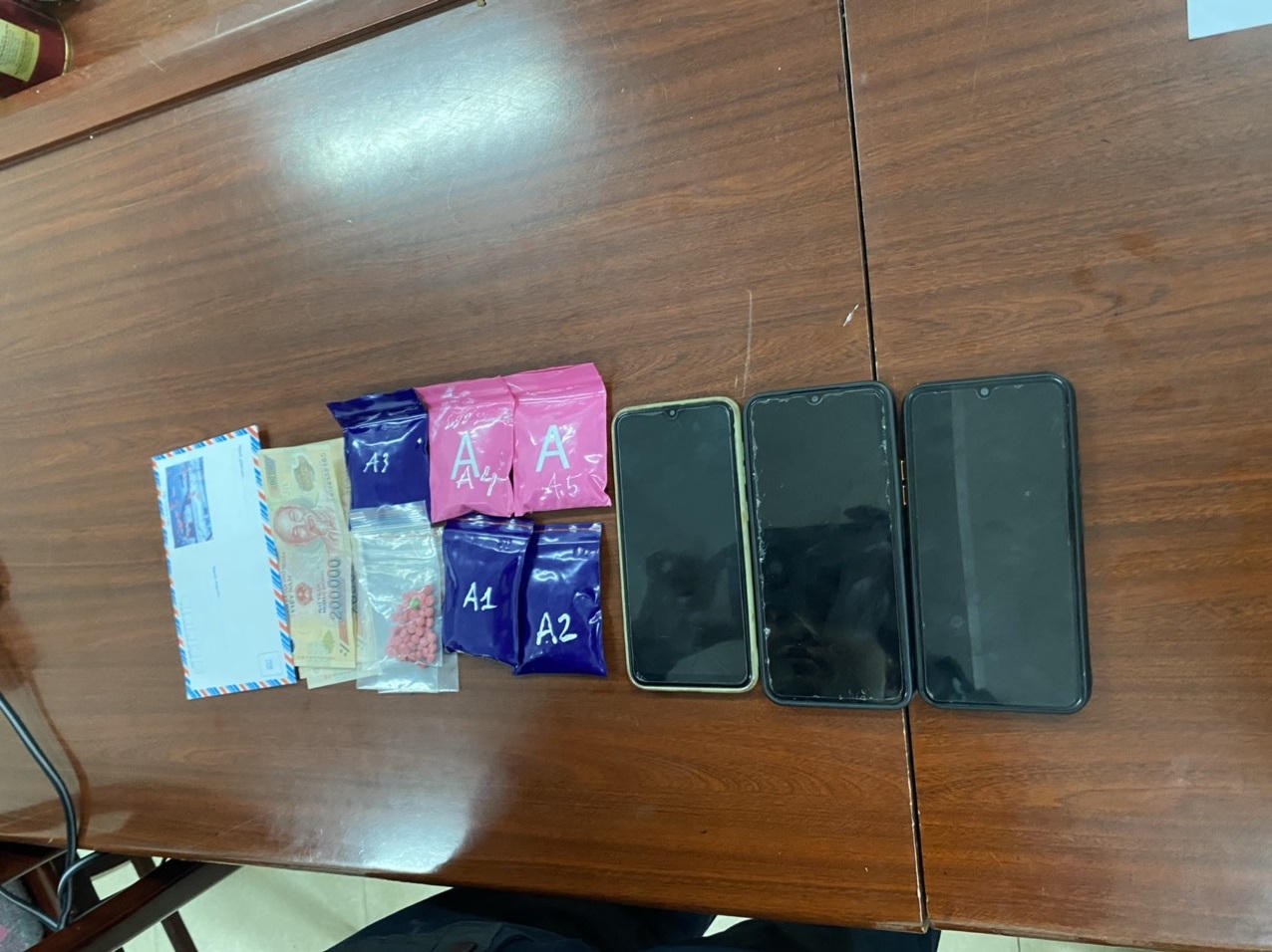 Vừa chấp hành án tù, tiếp tục tàng trữ gần 1.100 viên ma túy