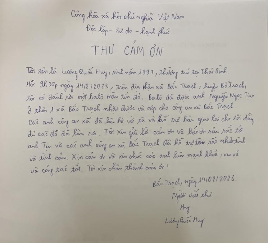 Nhặt được tài sản khi đi làm đồng, anh nông dân nhờ Công an tìm người trả lại