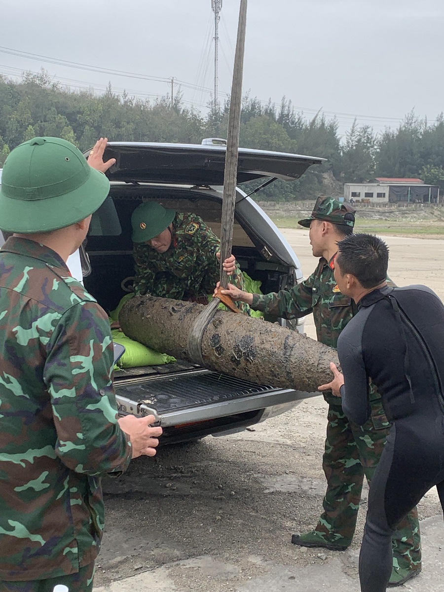 Trục vớt thành công quả bom khủng trên vùng biển Cảng Hòn La