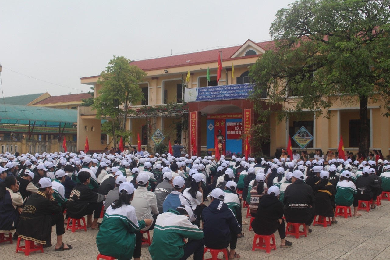 Tuyên truyền pháp luật về TTATGT cho hơn 500 học sinh tại Quảng Bình