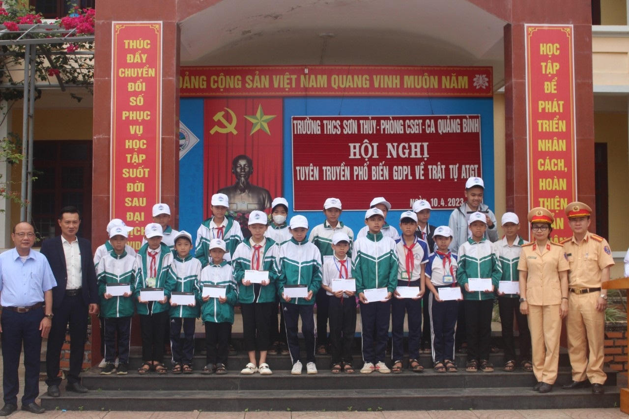 Tuyên truyền pháp luật về TTATGT cho hơn 500 học sinh tại Quảng Bình