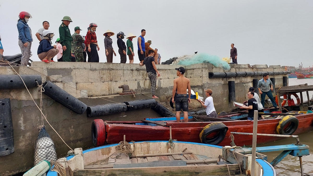 Cứu thành công 6 thuyền viên bị chìm tàu cá trên biển