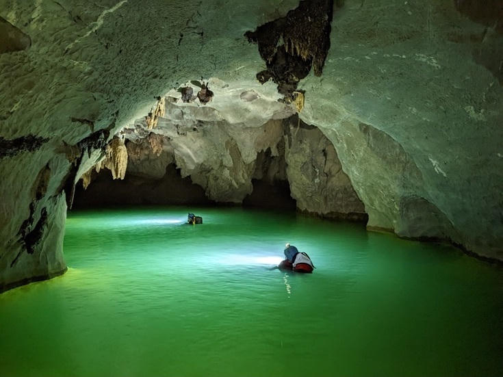 Ngắm hệ thống hang động mới được phát hiện ở Quảng Bình