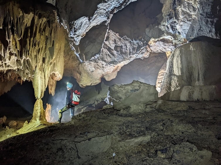 Ngắm hệ thống hang động mới được phát hiện ở Quảng Bình