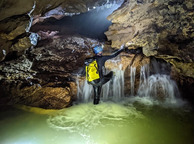 Ngắm hệ thống hang động mới được phát hiện ở Quảng Bình