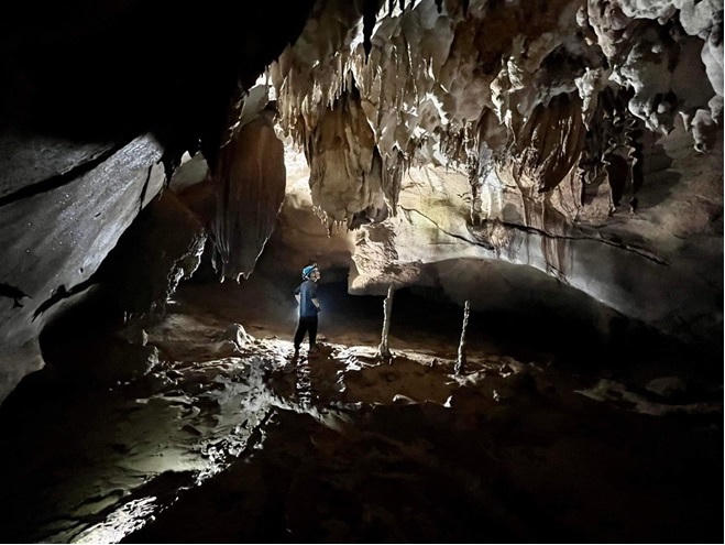 Ngắm hệ thống hang động mới được phát hiện ở Quảng Bình