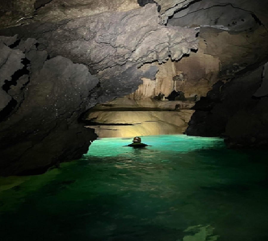 Ngắm hệ thống hang động mới được phát hiện ở Quảng Bình