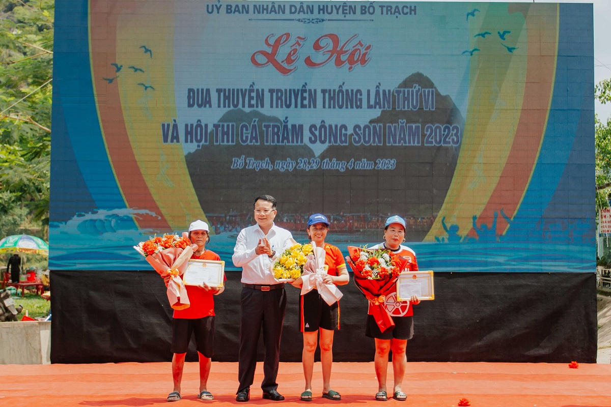 Về Quảng Bình xem lễ hội đua thuyền nổi tiếng trên sông Son