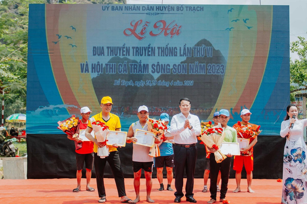 Về Quảng Bình xem lễ hội đua thuyền nổi tiếng trên sông Son