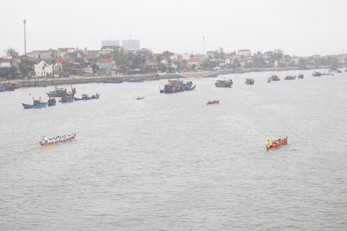 Dậy sóng các đường đua thuyền mừng ngày hội thống nhất non sông ở Quảng Bình