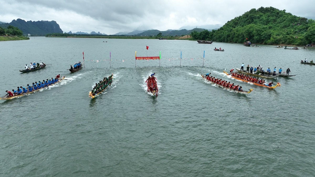 Dậy sóng các đường đua thuyền mừng ngày hội thống nhất non sông ở Quảng Bình