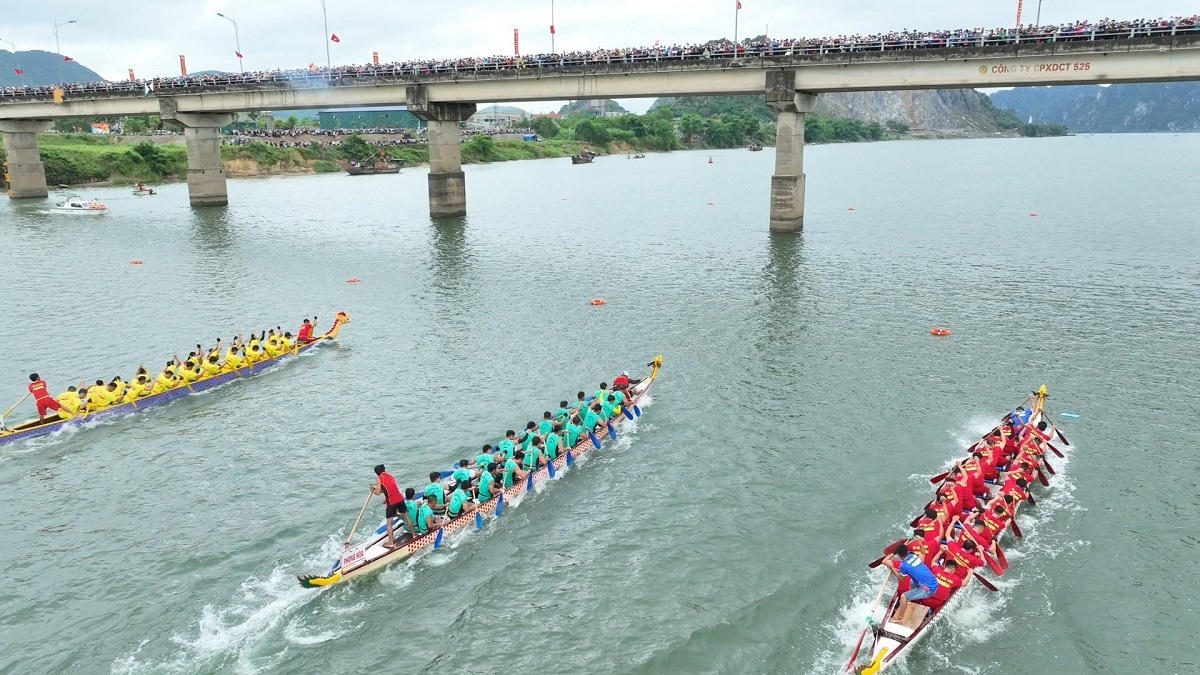 Dậy sóng các đường đua thuyền mừng ngày hội thống nhất non sông ở Quảng Bình