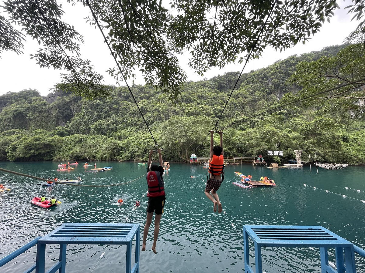 ‘Viên kim cương’ xanh Quảng Bình hút khách tham quan vui chơi giải trí