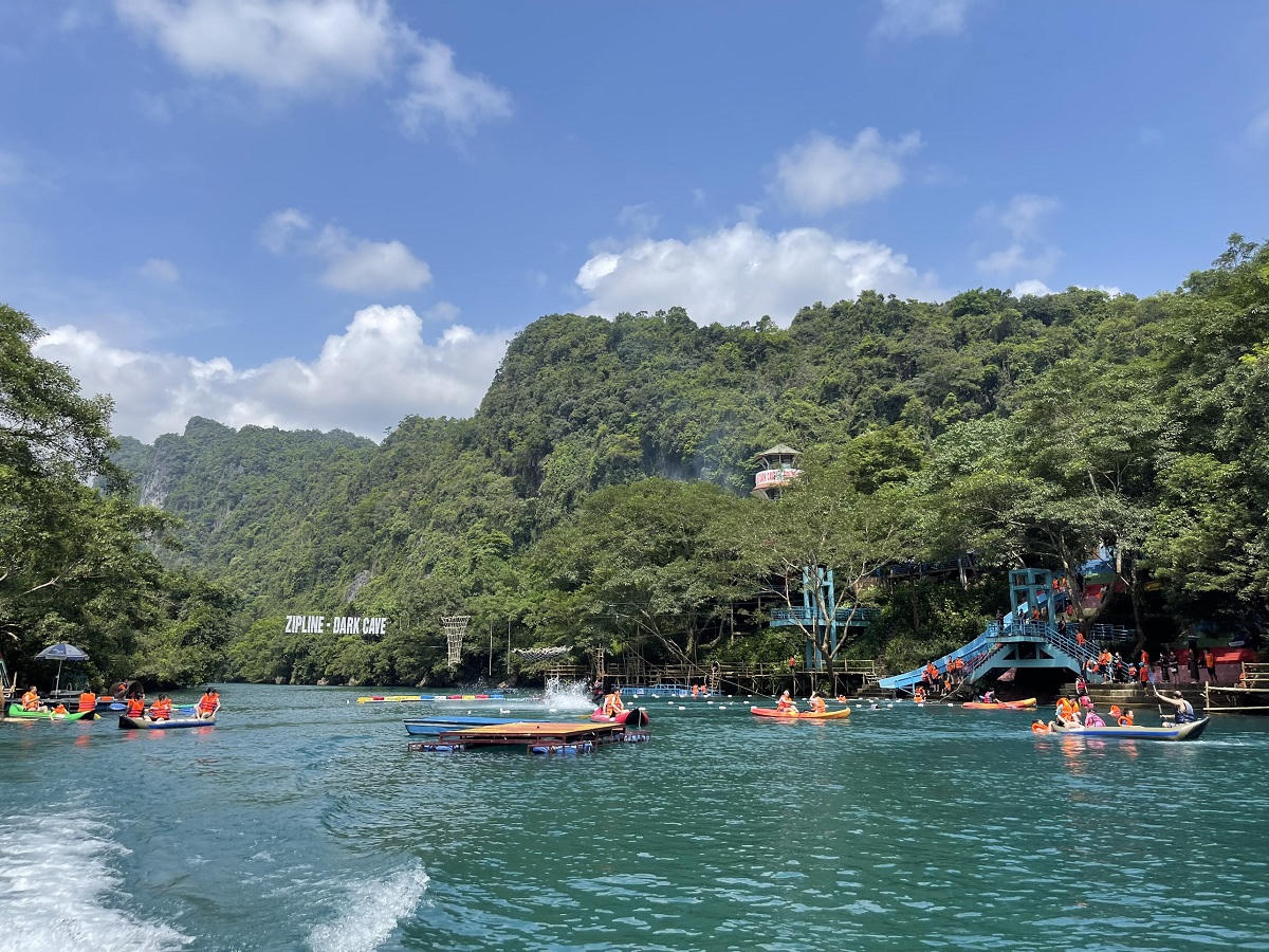 ‘Viên kim cương’ xanh Quảng Bình hút khách tham quan vui chơi giải trí