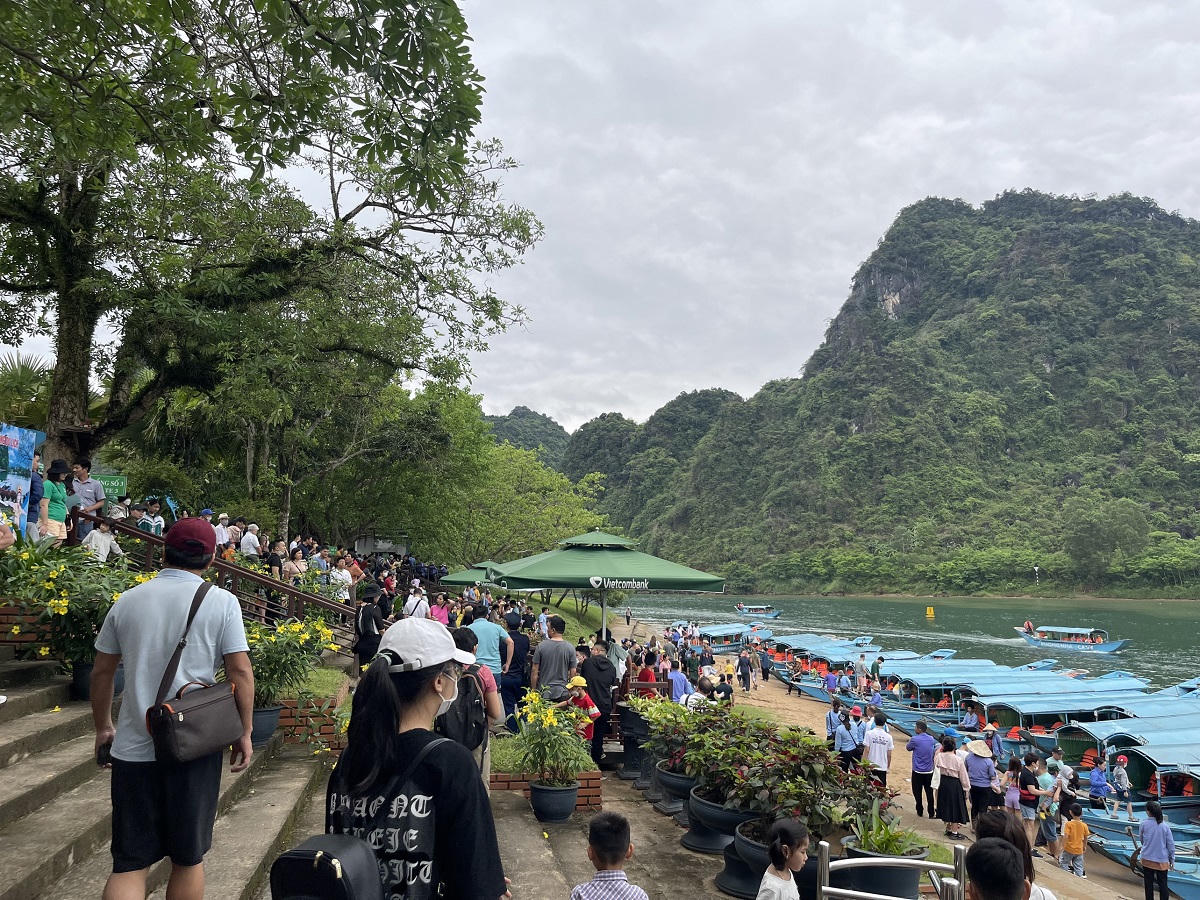 ‘Viên kim cương’ xanh Quảng Bình hút khách tham quan vui chơi giải trí