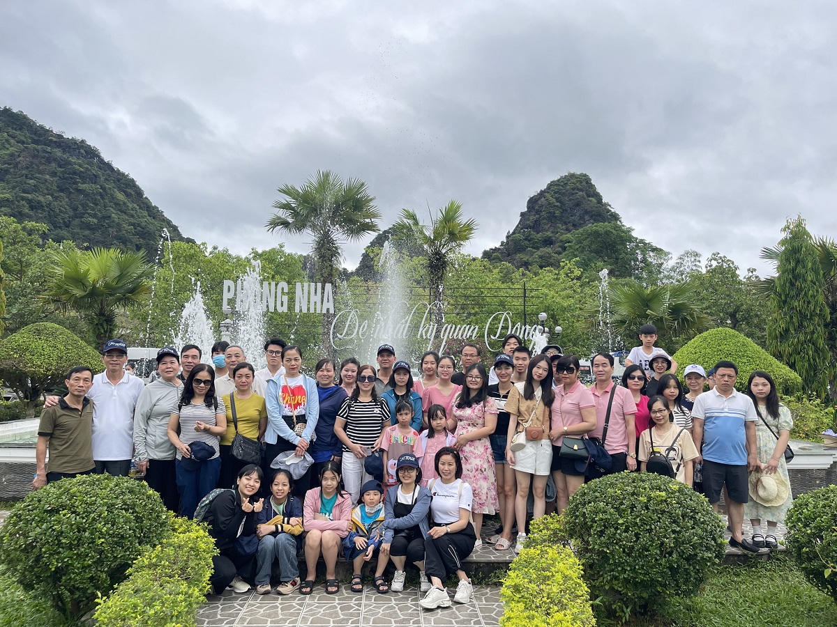 ‘Viên kim cương’ xanh Quảng Bình hút khách tham quan vui chơi giải trí