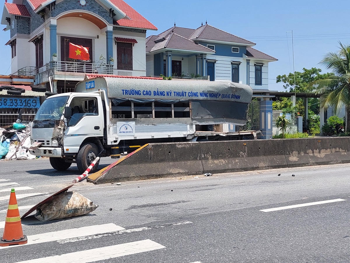 Va chạm với xe tải, xe ô tô tập lái quay đầu 180 độ