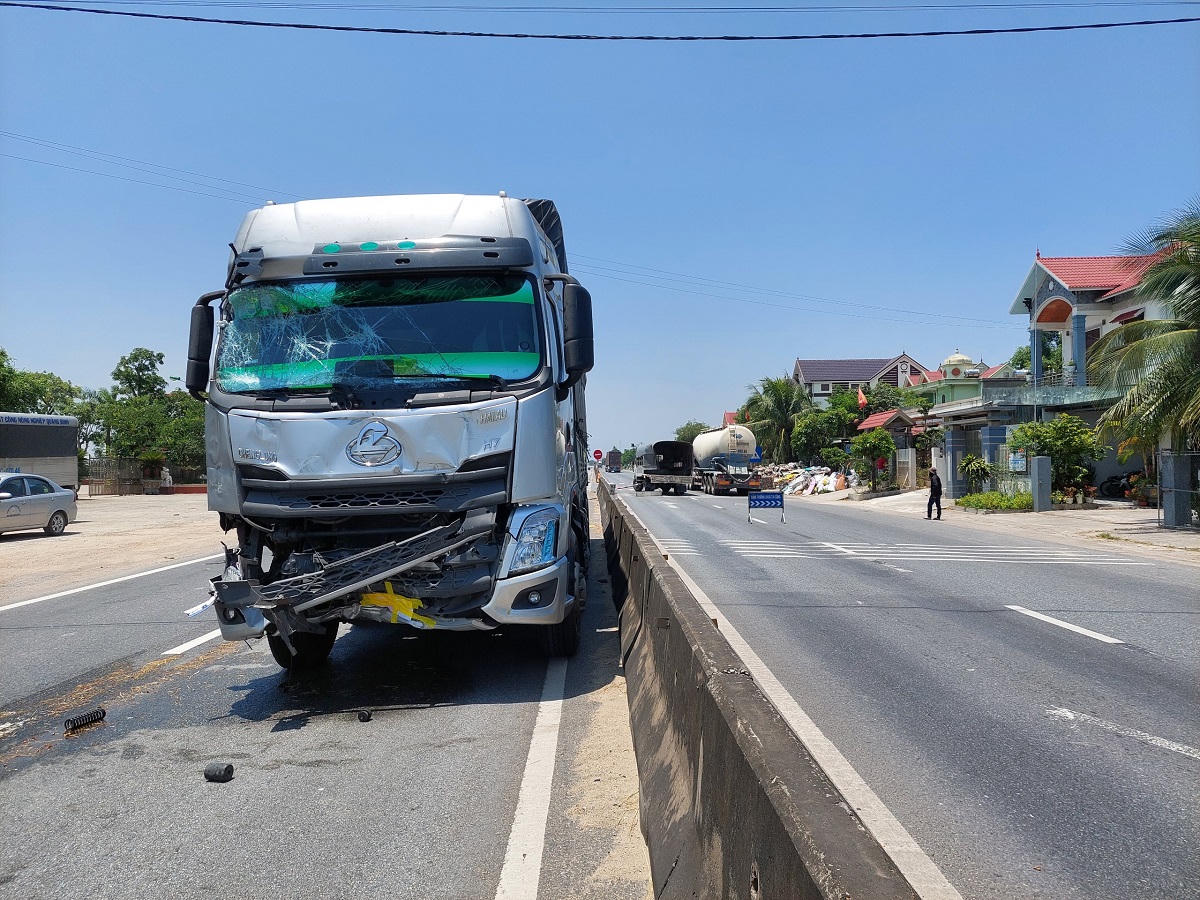 Va chạm với xe tải, xe ô tô tập lái quay đầu 180 độ