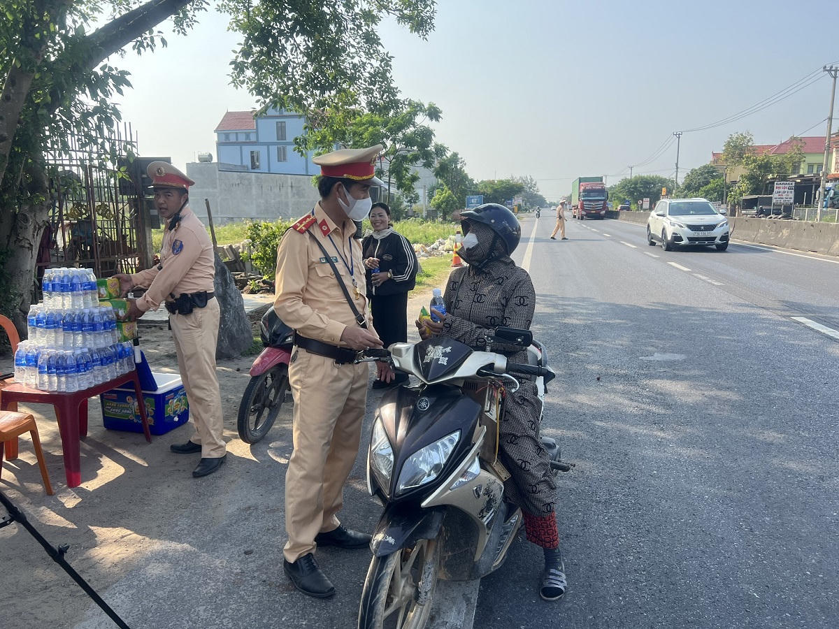 CSGT Quảng Bình tiếp đồ ăn, nước uống cho người dân giữa trưa hè