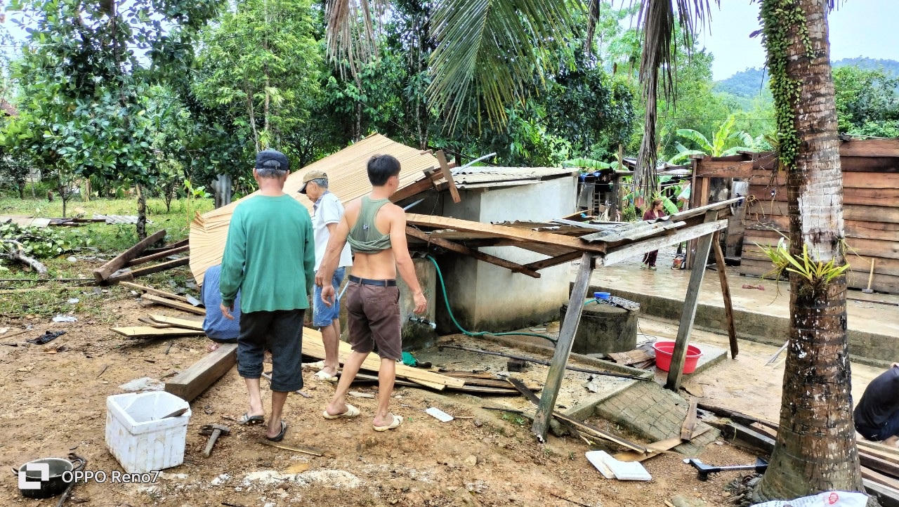 Mưa lốc làm hư hại loạt nhà dân ở huyện miền núi Quảng Bình