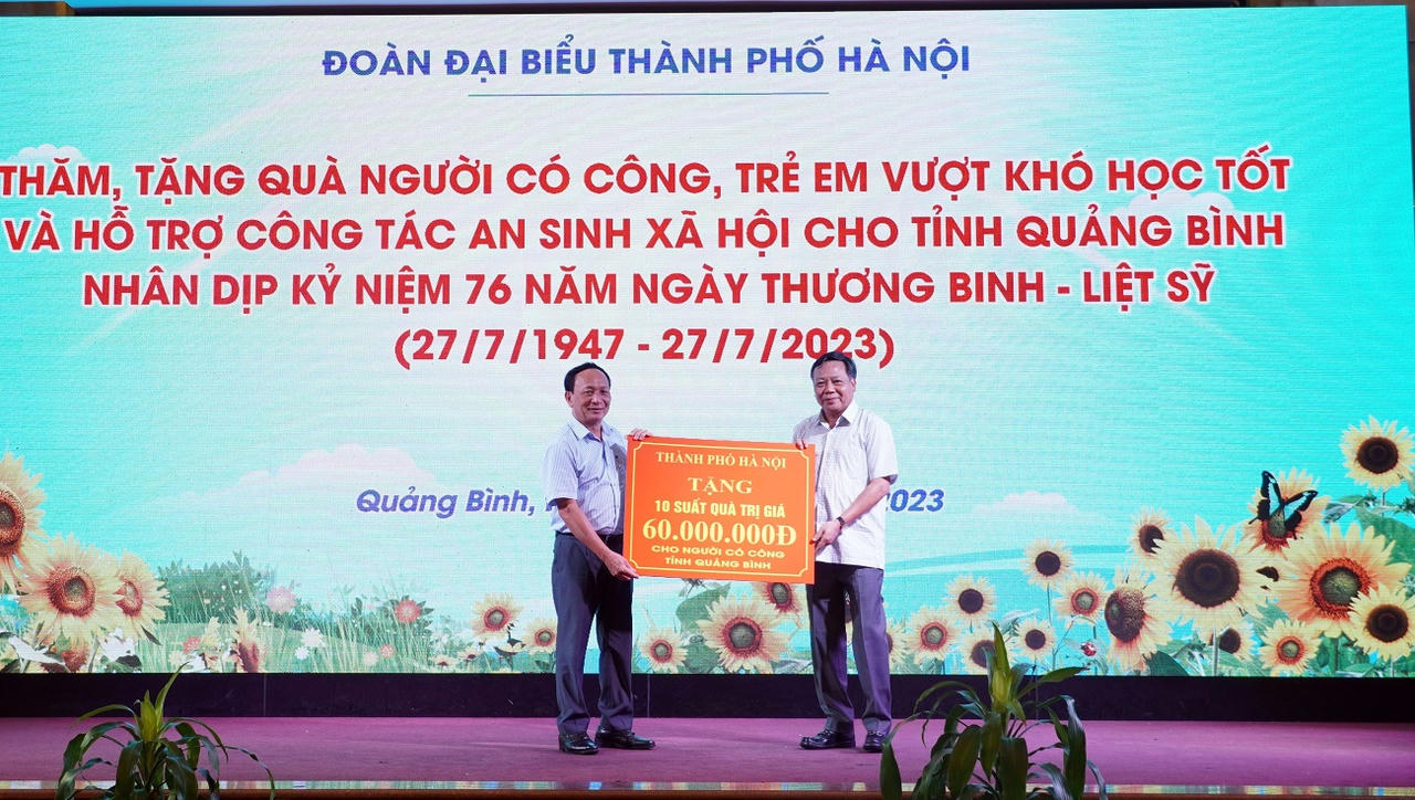 Bí thư Thành ủy Hà Nội trao tặng 3 tỷ đồng cho quỹ an sinh Quảng Bình 
