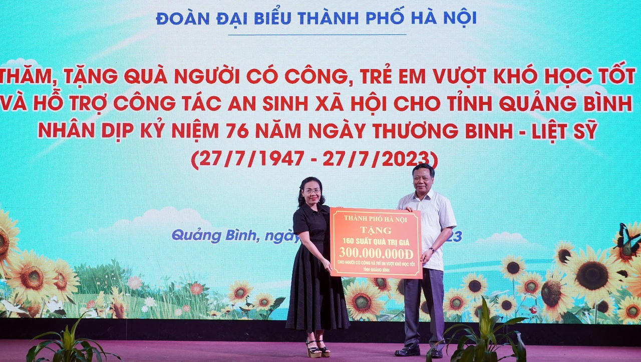 Bí thư Thành ủy Hà Nội trao tặng 3 tỷ đồng cho quỹ an sinh Quảng Bình 