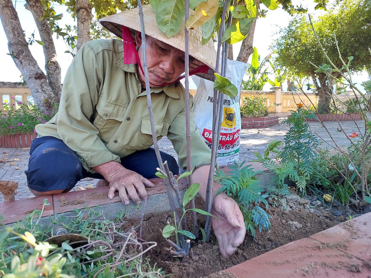 Người lính thầm lặng gần 20 năm canh “giấc ngủ” cho đồng đội 