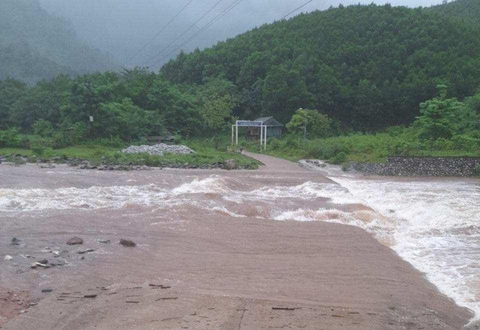 Nước lũ gây chia cắt cục bộ tại một số bản khu vực biên giới Quảng Bình