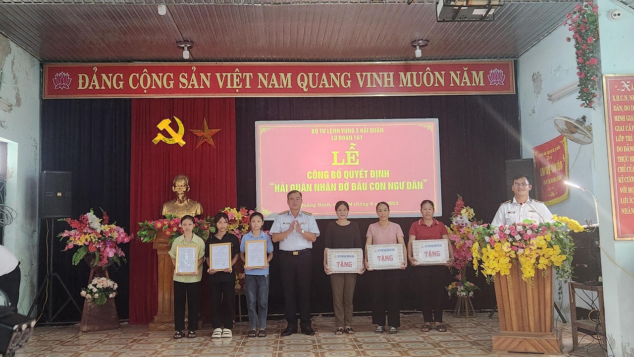 Bộ Tư lệnh vùng 3 Hải quân nhận đỡ đầu con ngư dân ở Quảng Bình