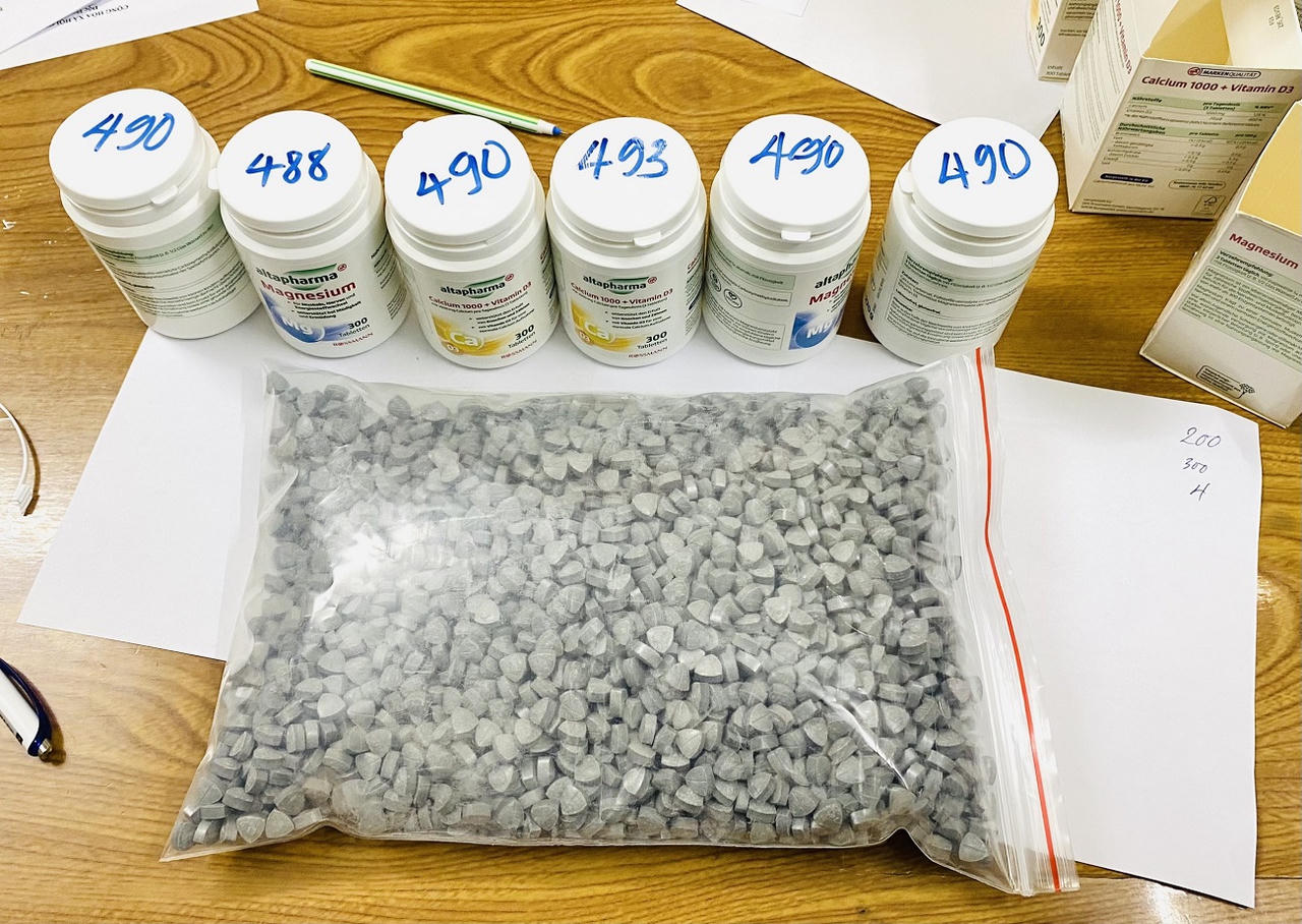 Nam thanh niên vận chuyển gần 3.000 viên ma tuý trong bãi đỗ xe siêu thị