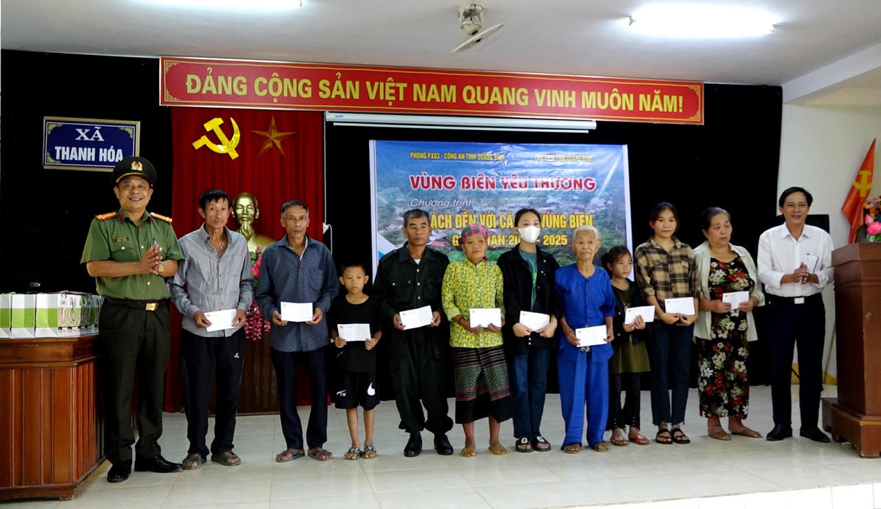 Hành trình mang sách đến với các xã vùng cao biên giới Quảng Bình