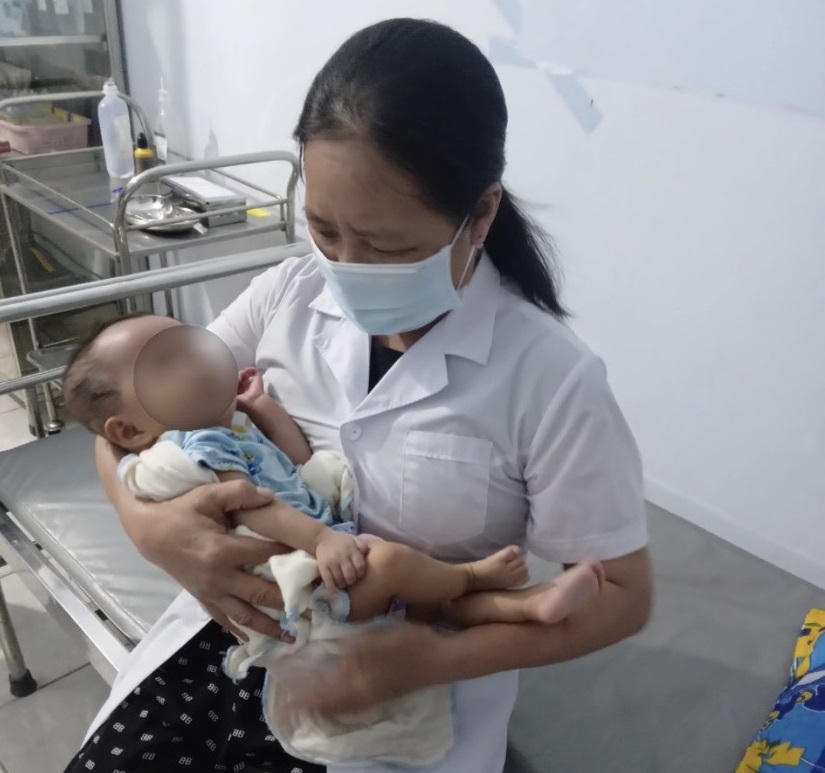 Bé gái bị bỏ rơi trước cổng nhà dân trong đêm