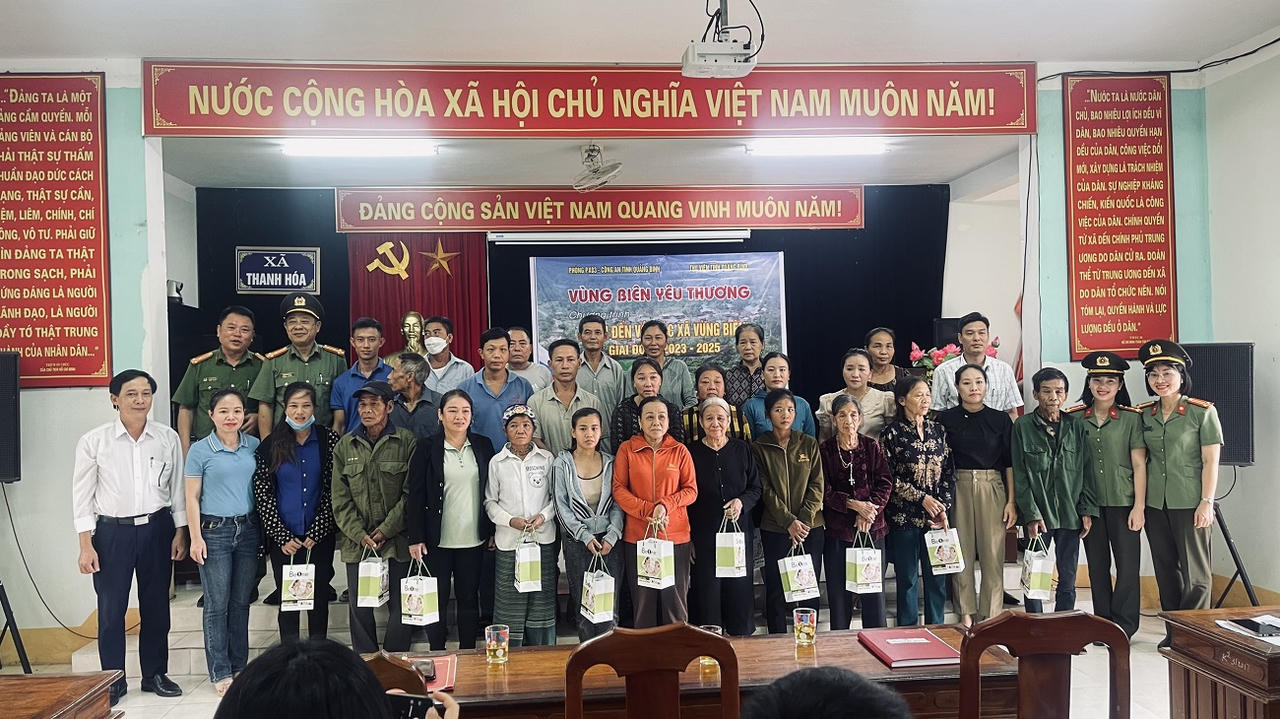 Hành trình mang sách đến với các xã vùng cao biên giới Quảng Bình