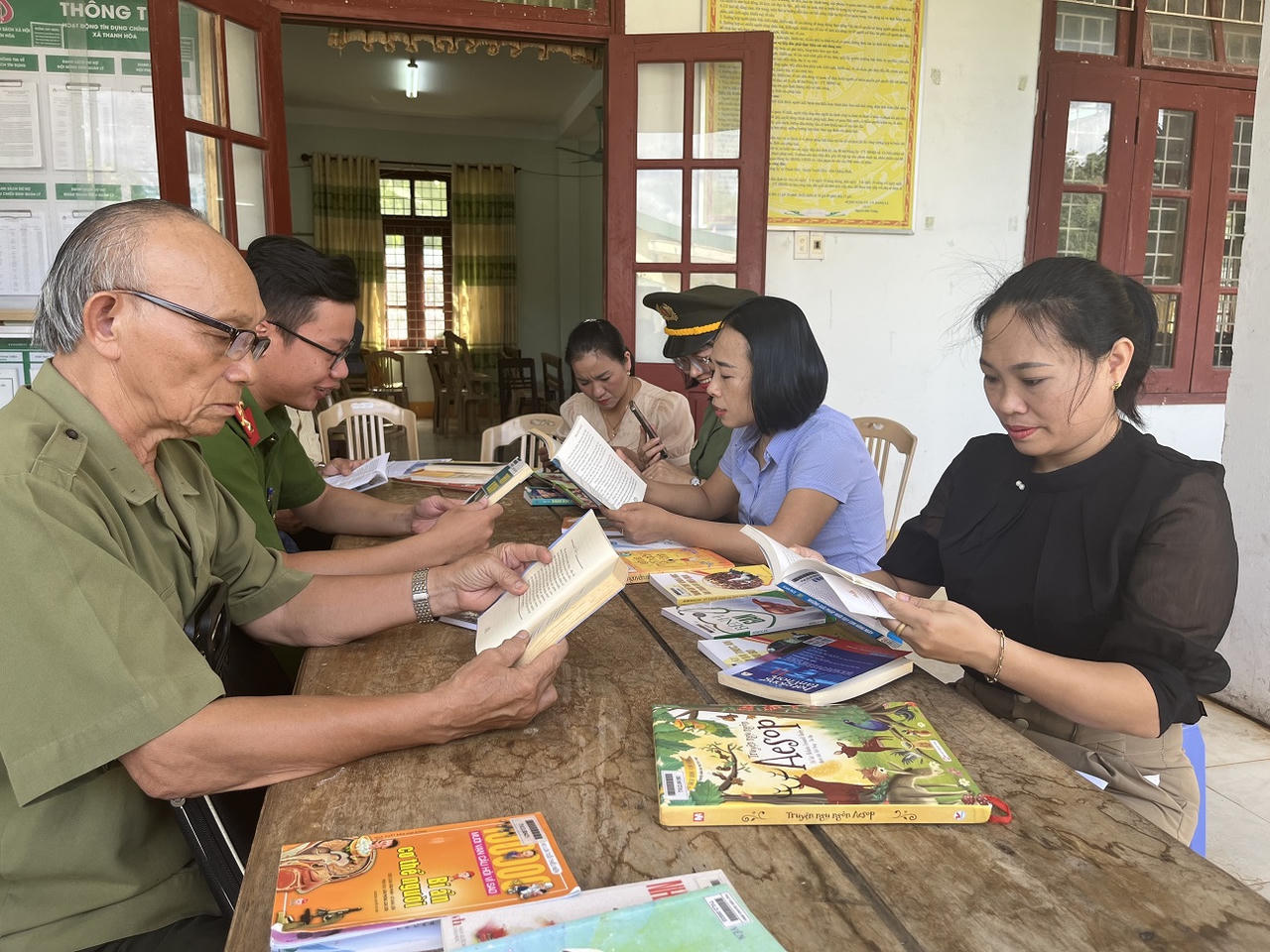 Hành trình mang sách đến với các xã vùng cao biên giới Quảng Bình